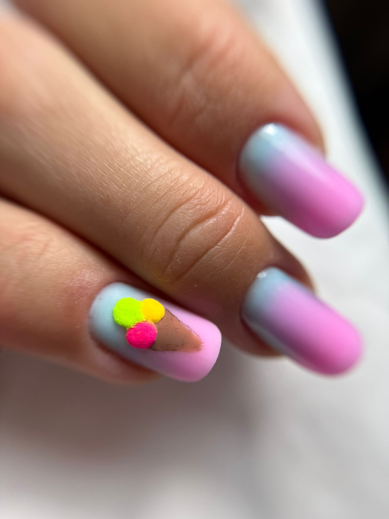 Nail art floral pe fundal blush